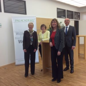Von Links nach rechts: Produktionsleiterin Dr. Britta Bär, Betriebsratsvorsitzende Andrea Bläser, Elke Barth und Lothar Kiontke, Marketing Leiter bei Heraeus medical.